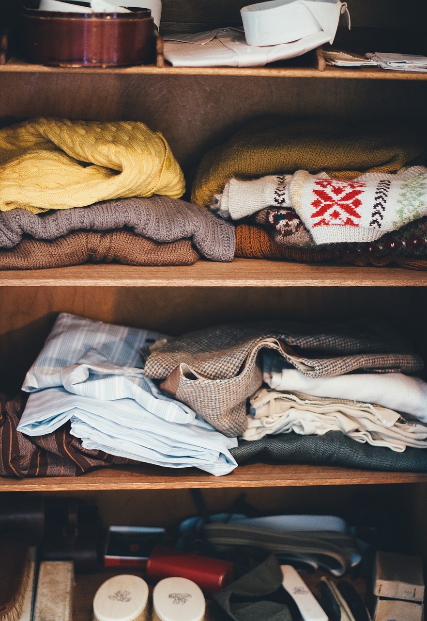 Is buying second-hand clothes online good for the environment and society ?